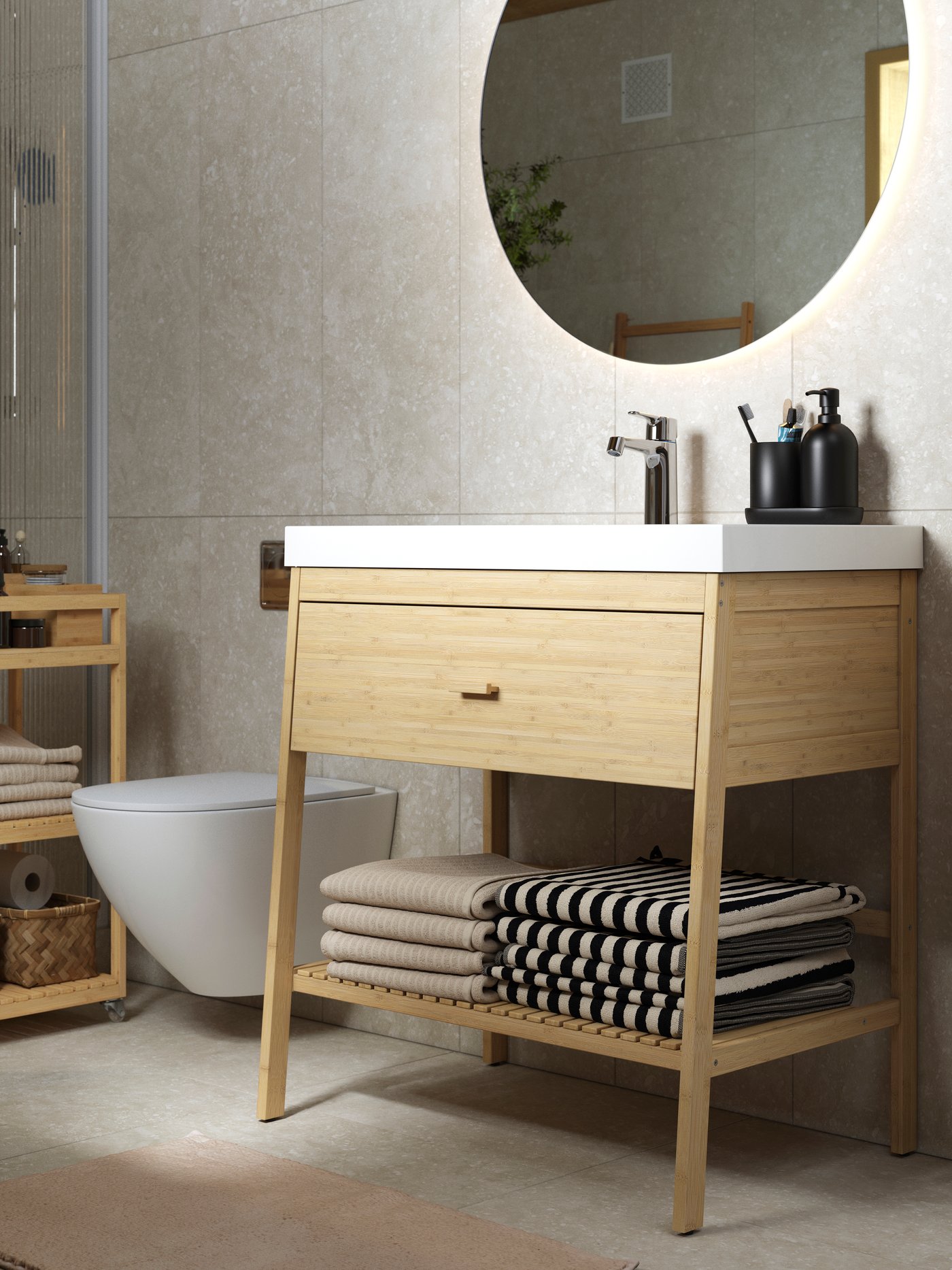 Un lavabo aperto BACKSJÖN in bambù con cassetto/lavabo/rubinetto e un mobile basso aperto di fianco