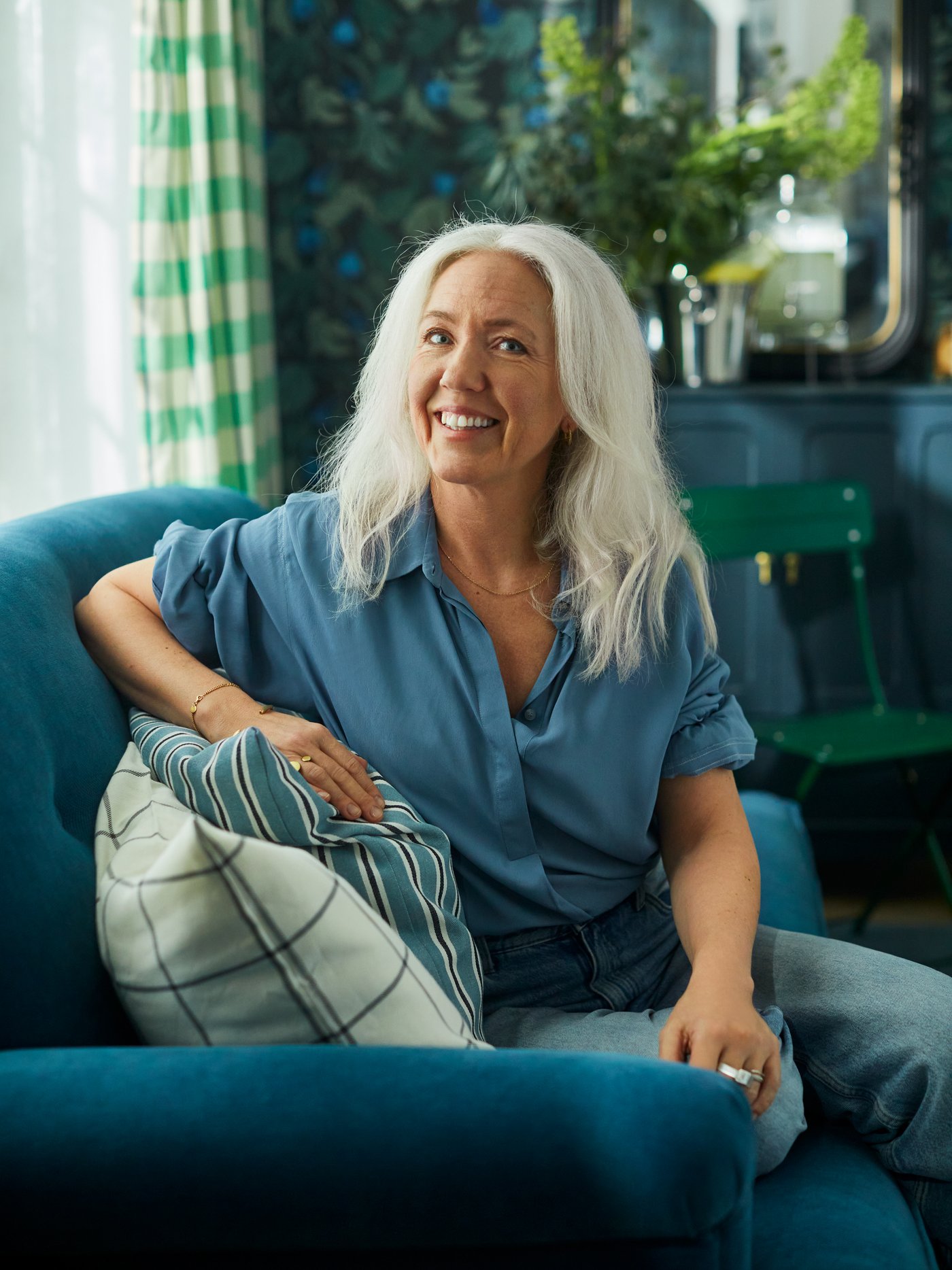 Bild på stylisten som sitter i en soffa.