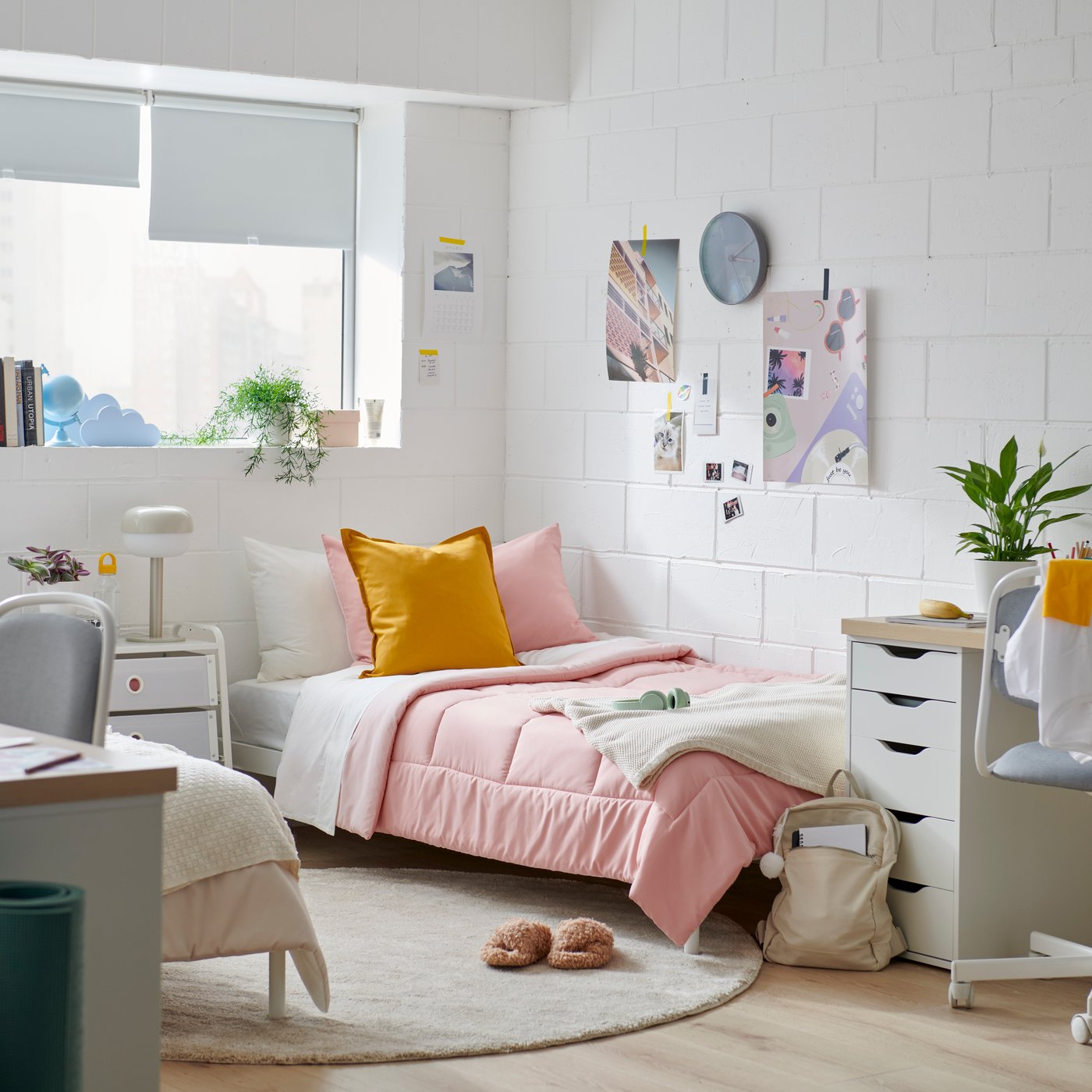 A pink HEDFRYLE comforter set in the bedroom