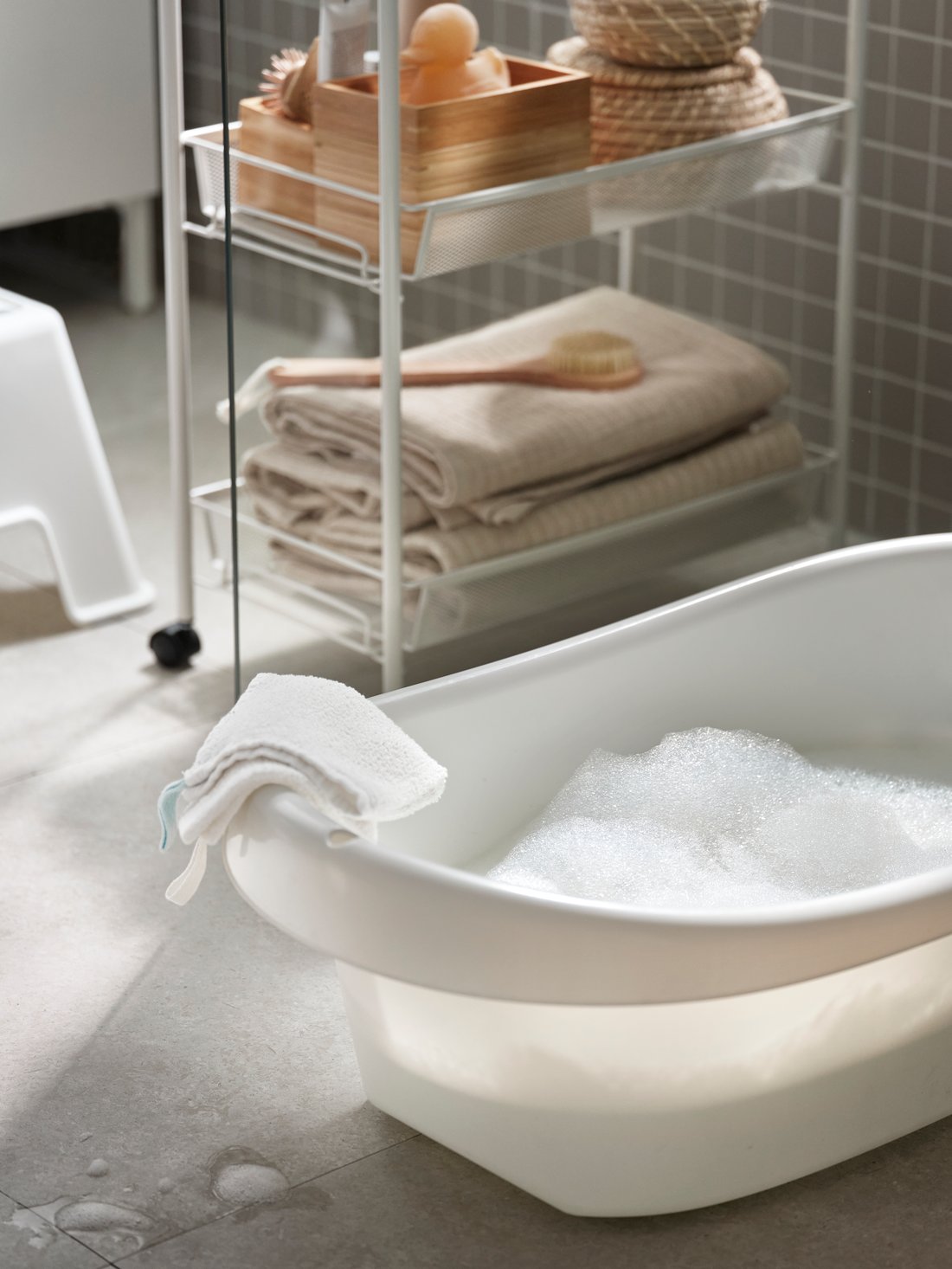 Un baño pequeño que hace las veces de lavandería - IKEA