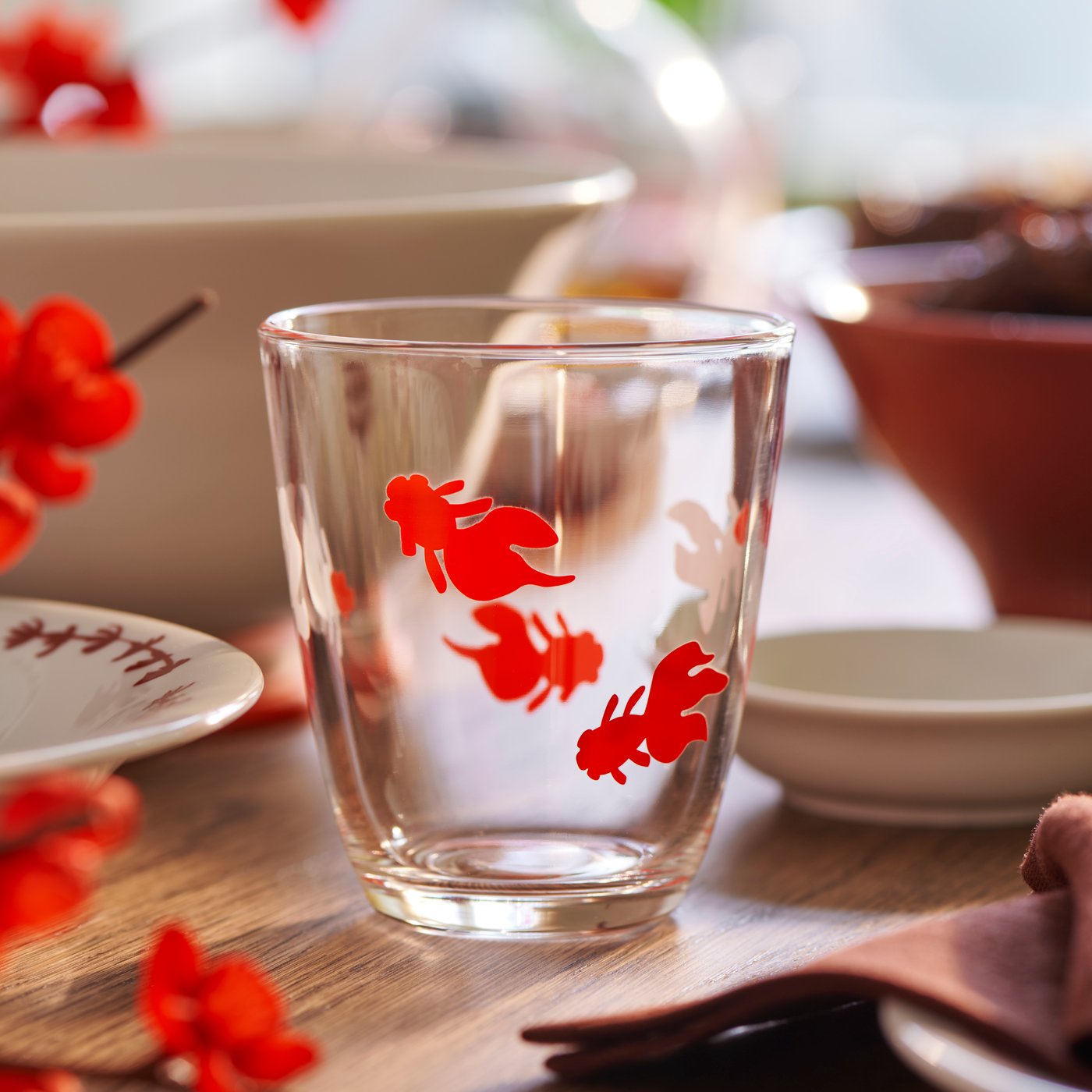 Decorated with playful goldfish, these glasses are perfect for the celebrations of the season or when you just want to relax. The fish almost seem to be swimming joyfully as soon as you pour in the drink.