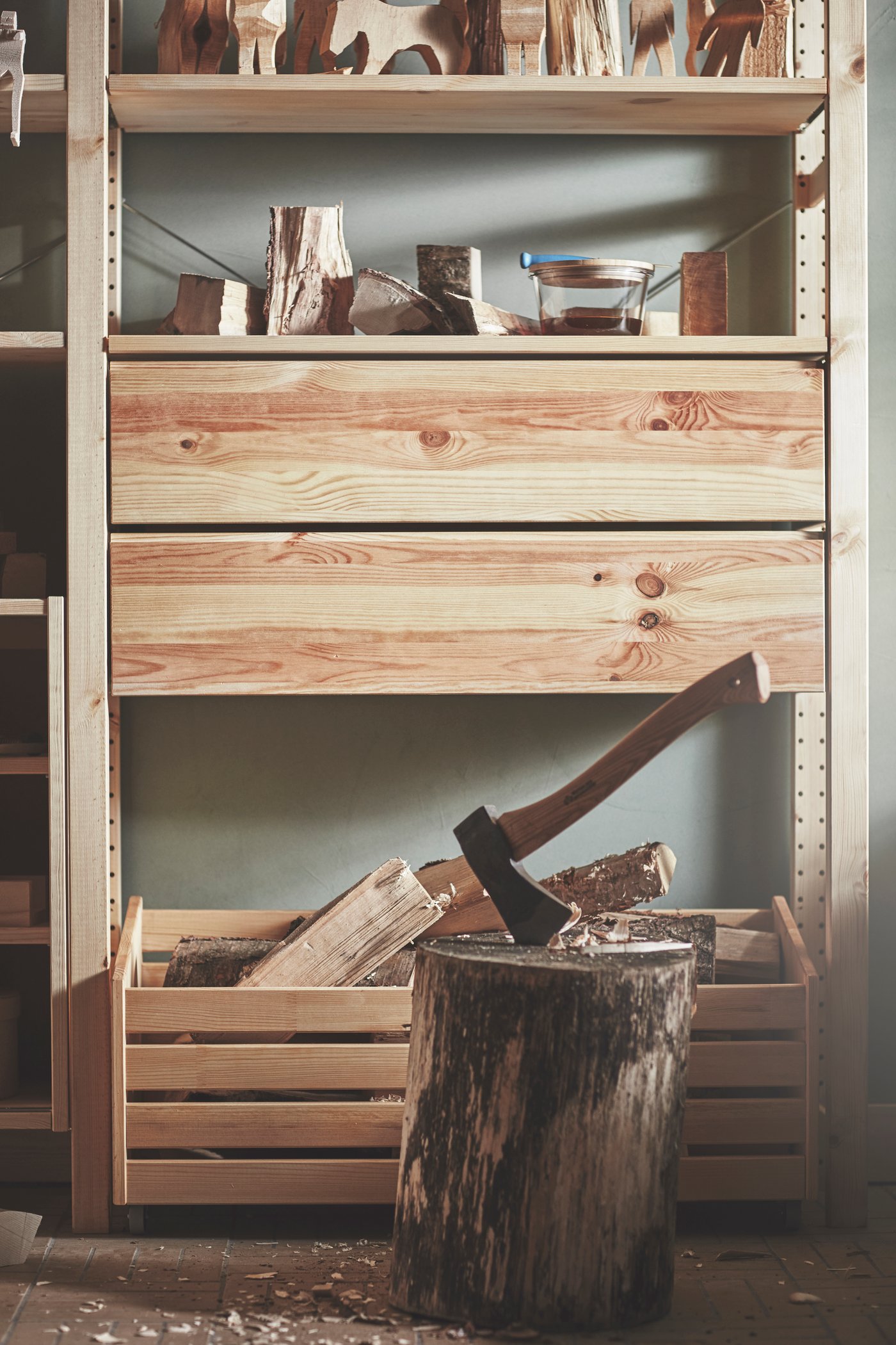 En huggeblok foran en IVAR kombination i et værksted.