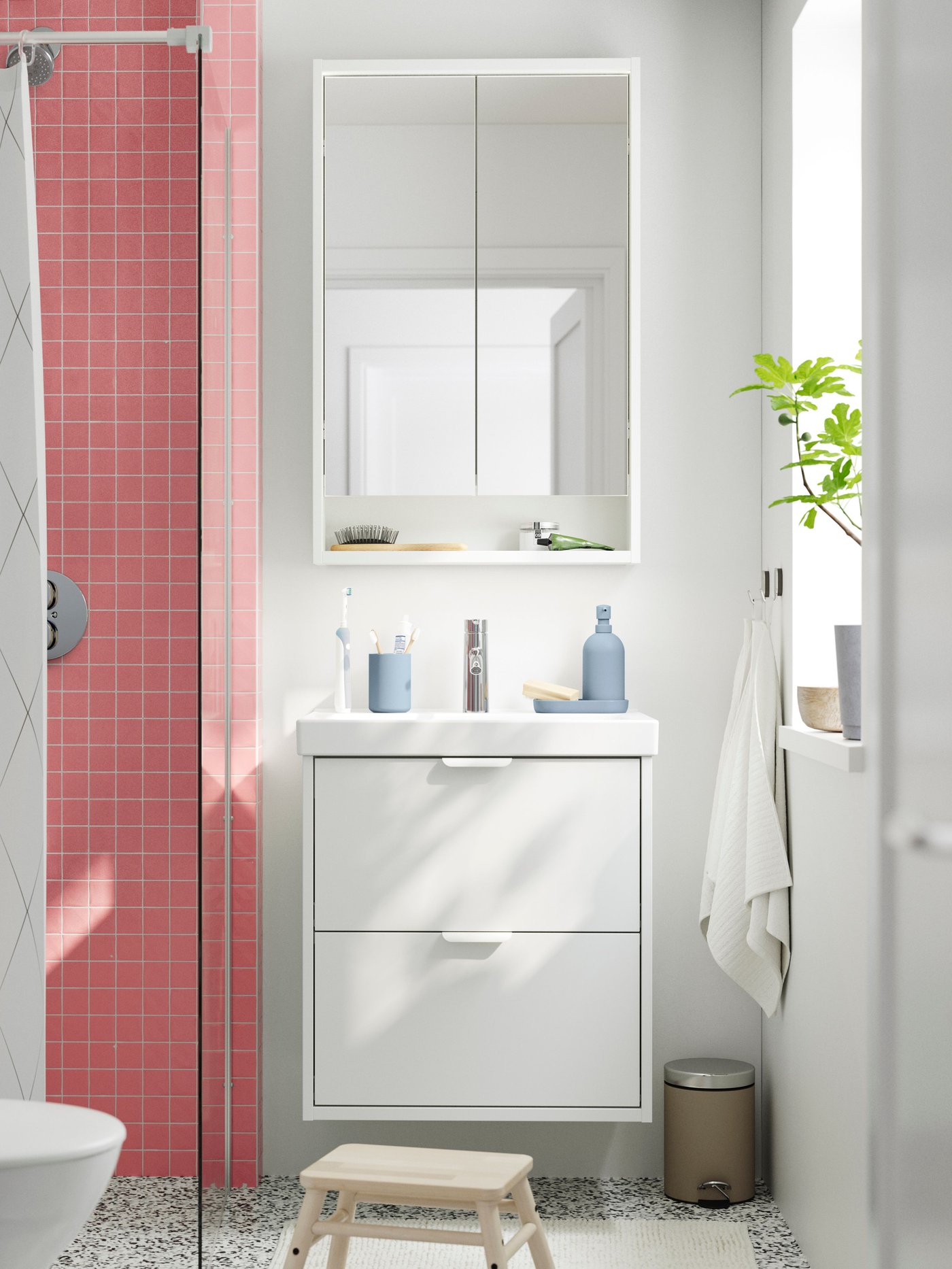 Opbevaringssystem til badeværelse med hvide låger.