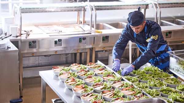 collaborateur IKEA dans la cuisine d'un Restaurant IKEA en train de prépare des salades