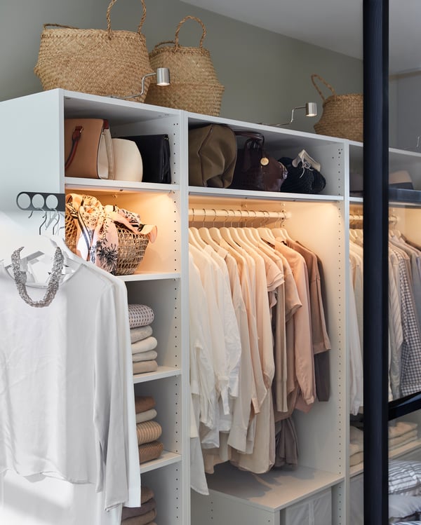 A white KOMPLEMENT clothes rail in the bedroom