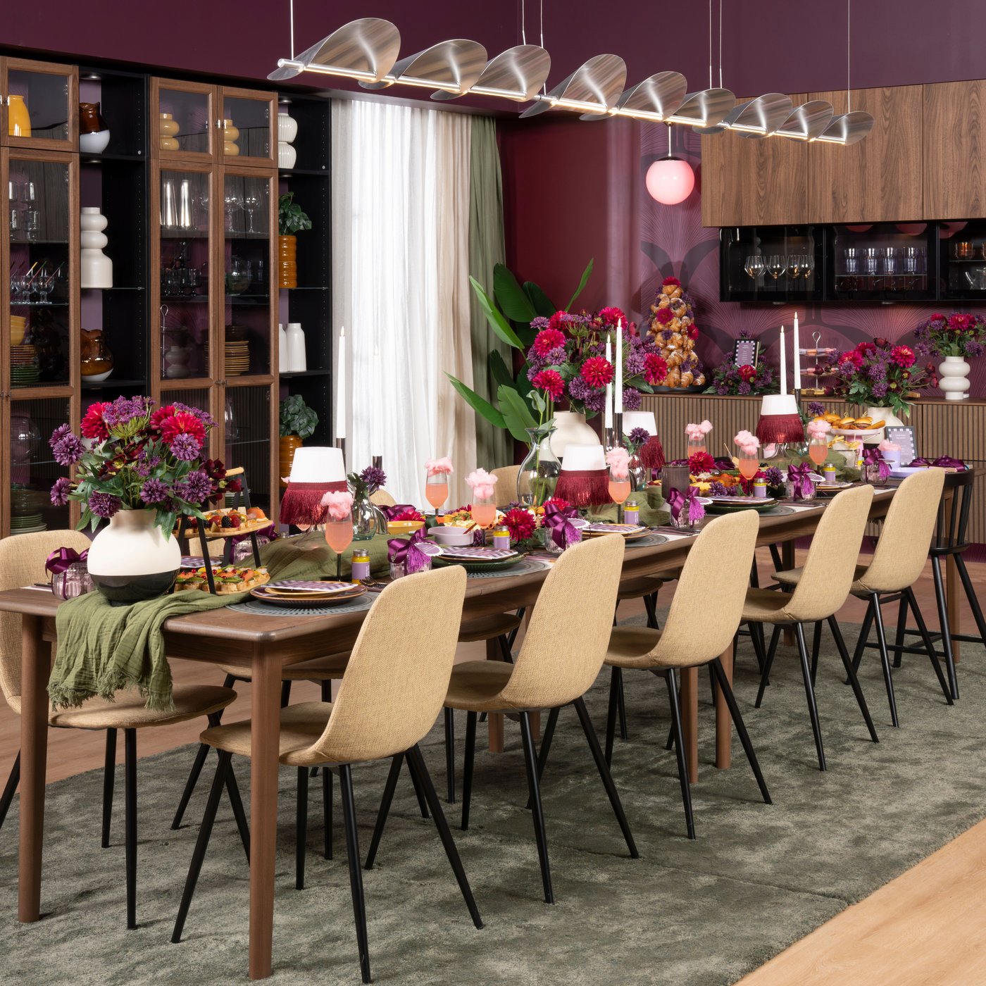 A black/Letafors yellow-beige NORDMANSSKÄR chair in the dining room
