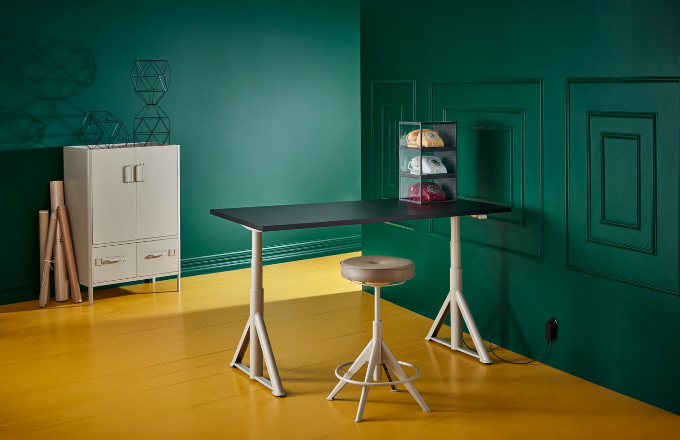 A Grann beige TROLLBERGET active sit/stand support in the home office