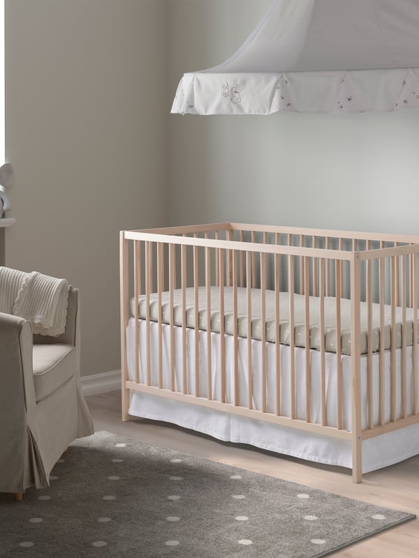 A beech SNIGLAR cot