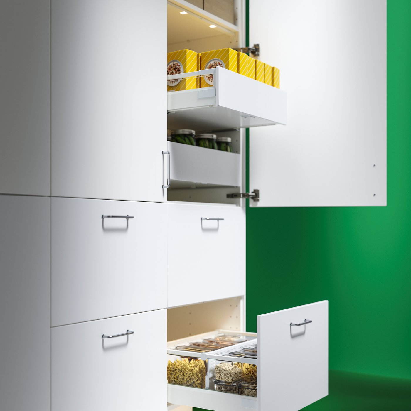 Diversi mobili alti in una cucina. Un'anta e un cassetto sono aperti e rivelano confezioni di cibo e contenitori per alimenti organizzati al loro interno.
