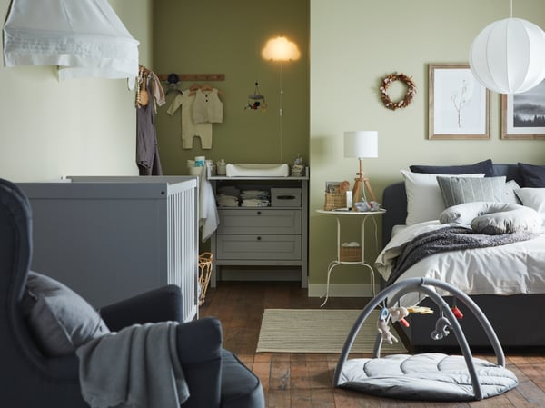 Una mesa auxiliar LINDVED blanca en la habitación de los niños