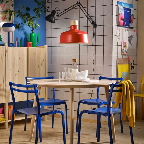 A red/birch BUNKEFLO pendant lamp