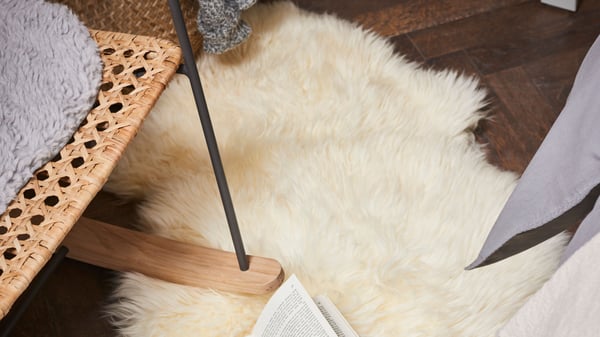 A grey/natural GRÖNADAL rocking-chair in the bedroom