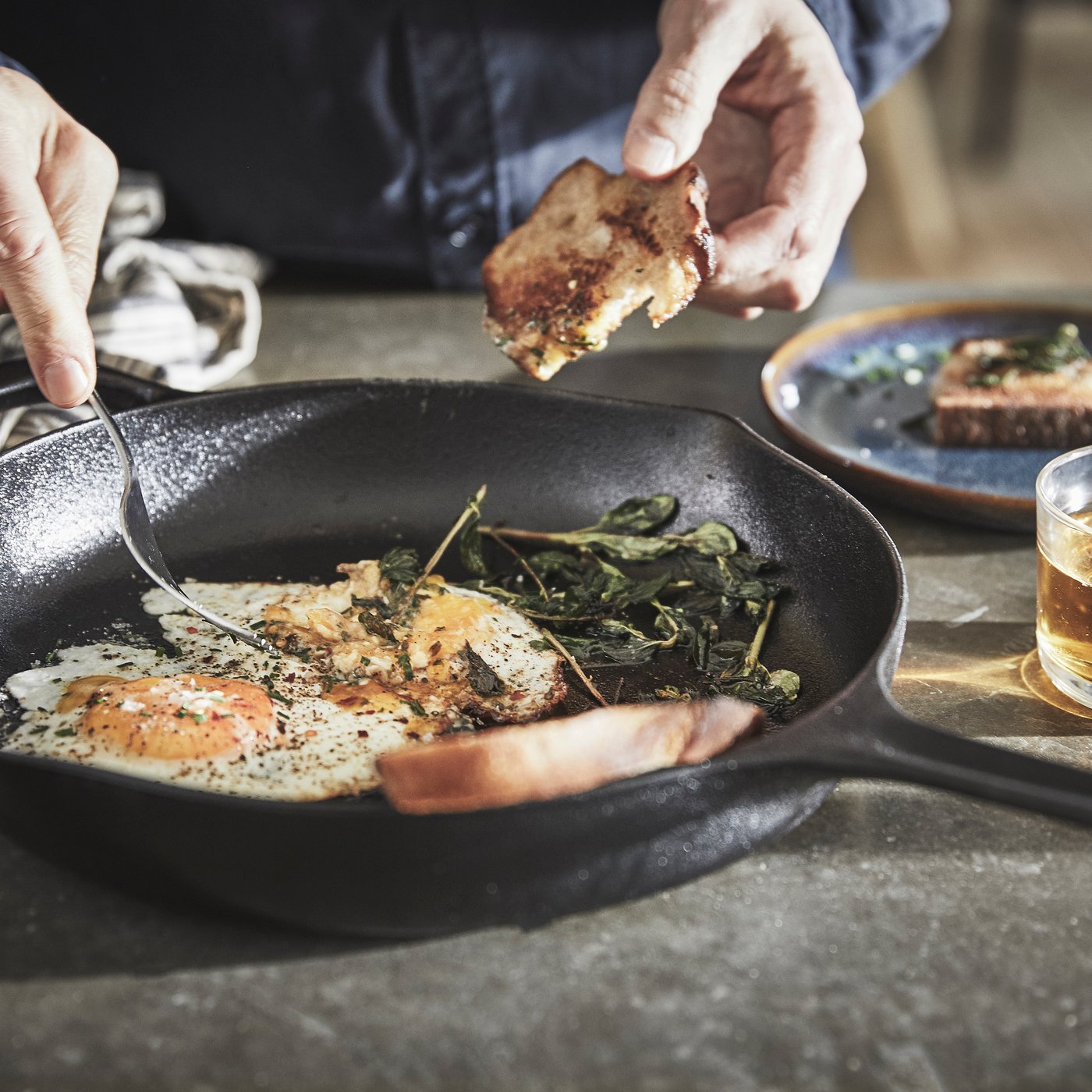 A cast iron VARDAGEN frying pan
