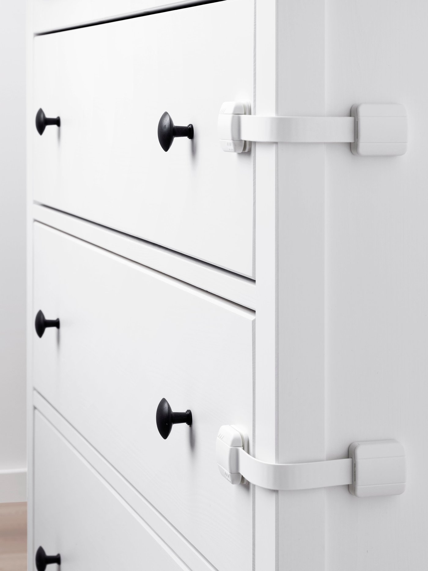 A white UNDVIKA multi latch