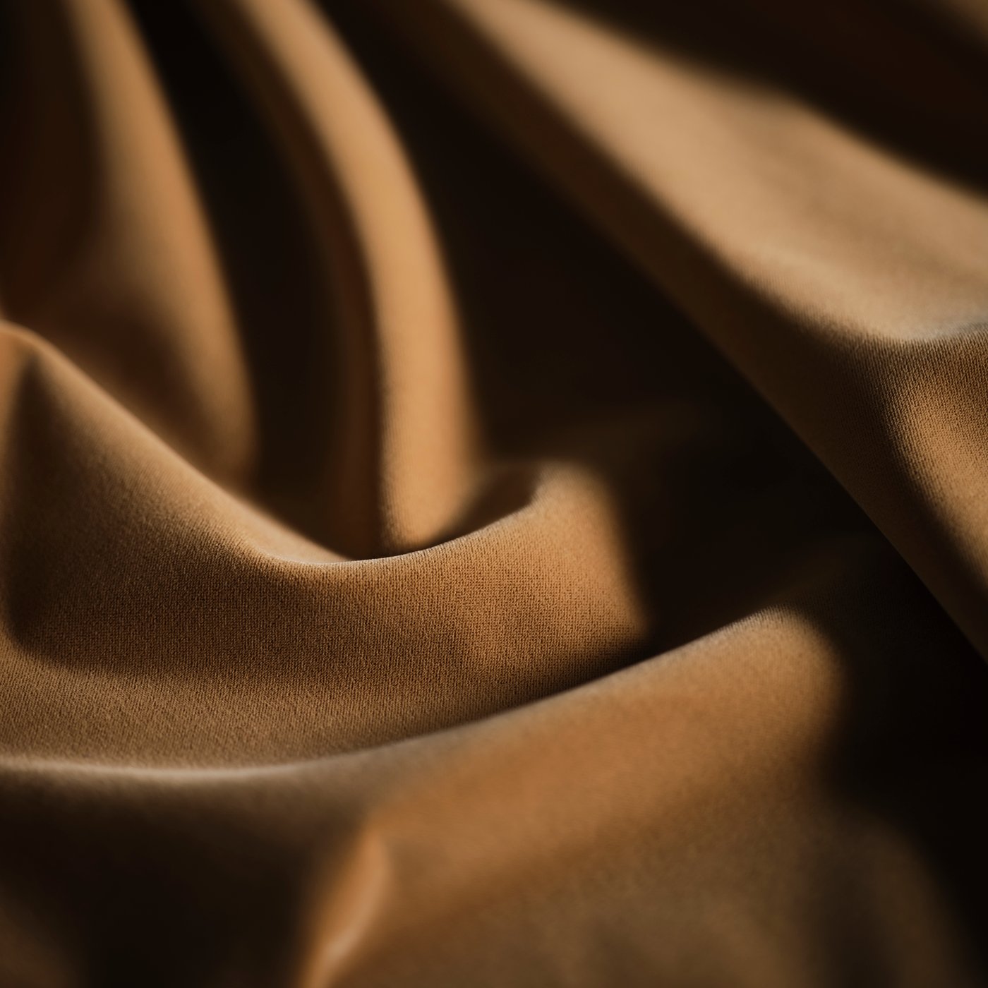 لقطة مقرّبة للغطاء البيج لـ STOCKHOLM 2025 ، مرتبة بطريقة تجعلها تطوى بنعومة ، محدثًا تموجات لطيفة.