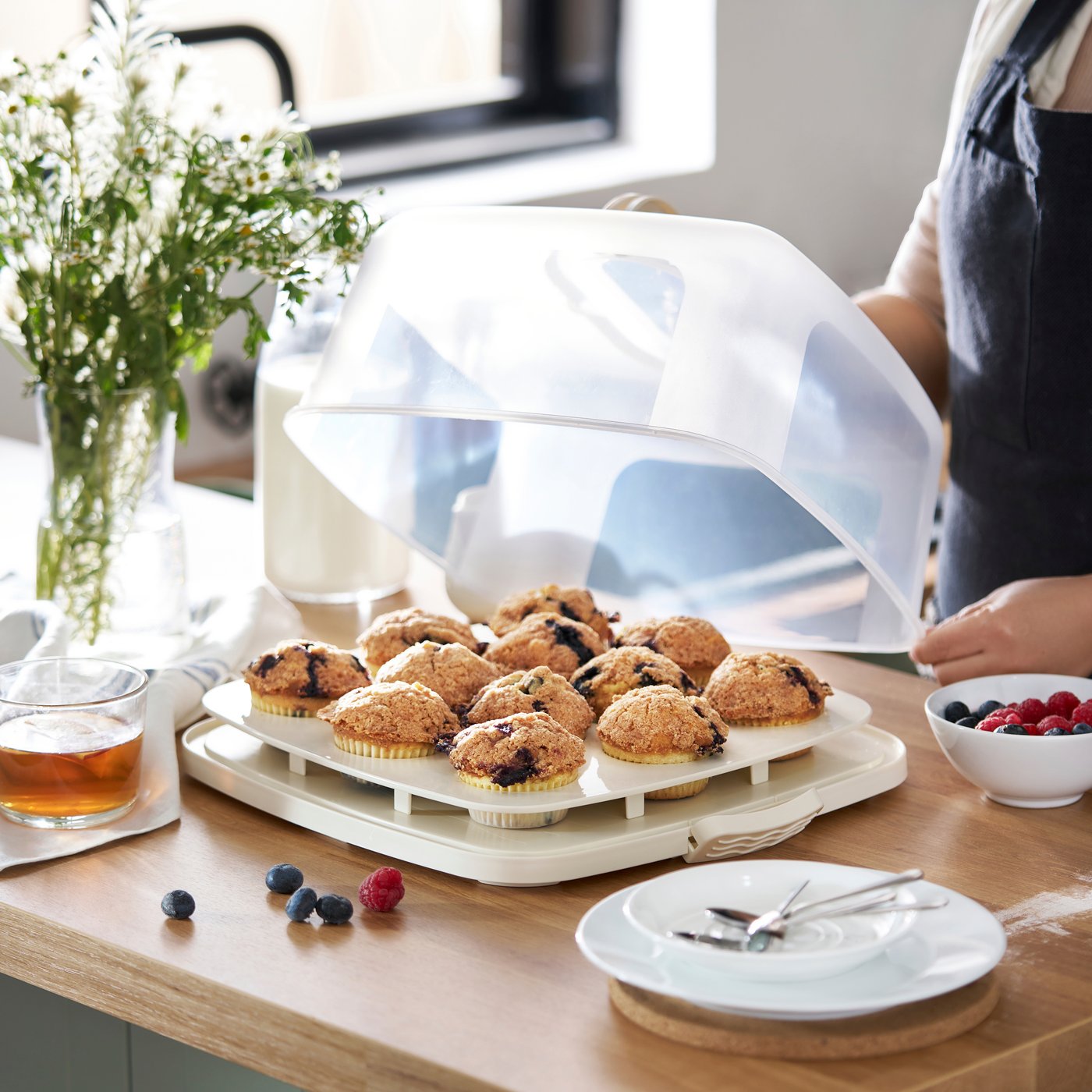 Un plat à gâteau BAKTIDER blanc avec couvercle dans la cuisine