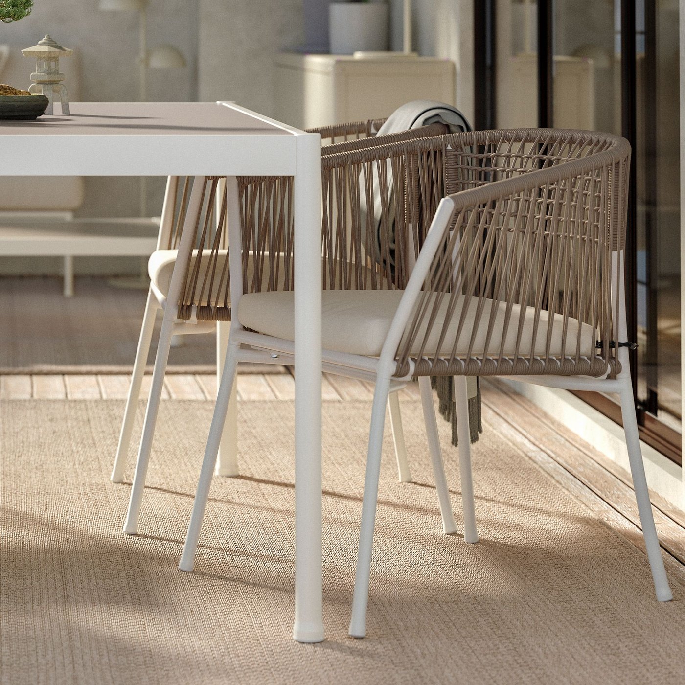 A white/beige/Frösön/Duvholmen beige SEGERÖN chair with armrests, outdoor