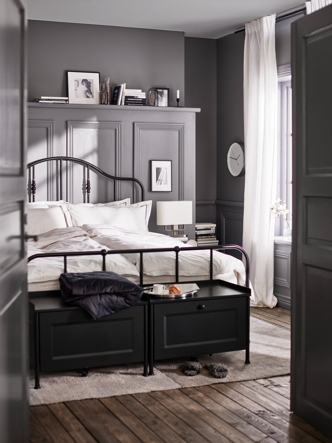 SILVERTISTEL bed linen on a SAGSTUA bedfrae in a bedroom.