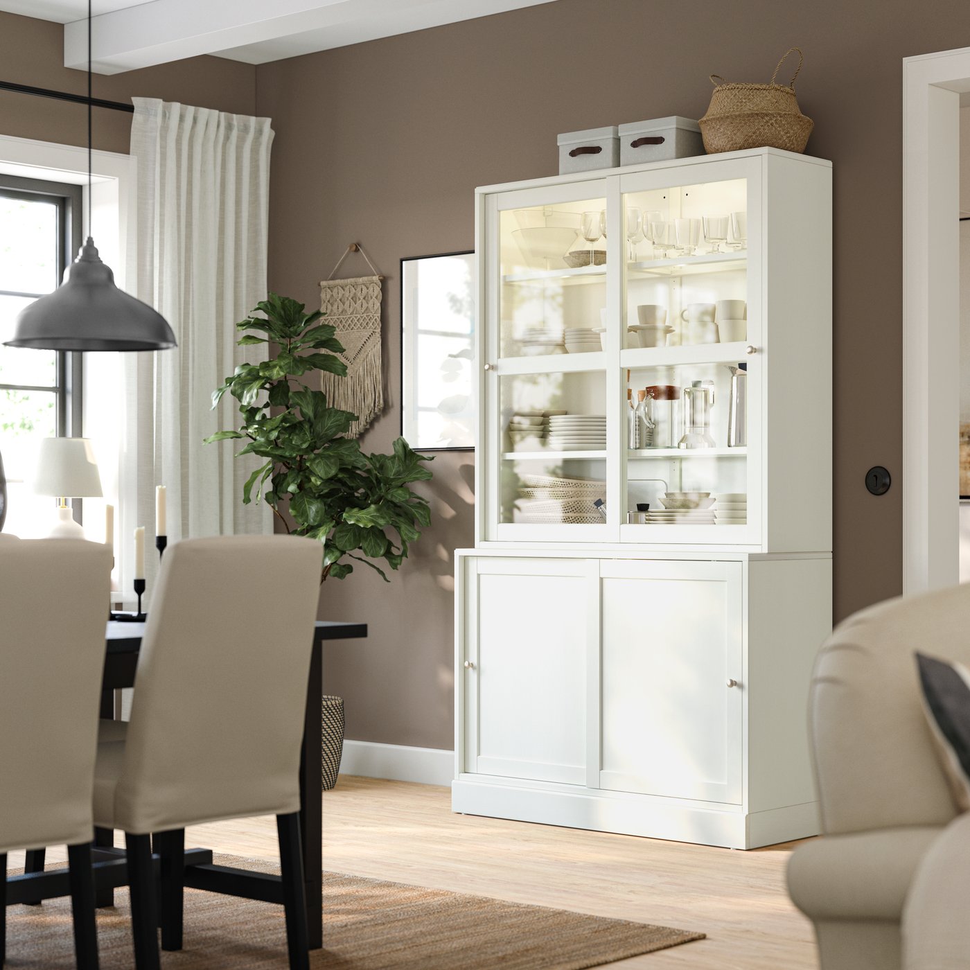 Ein weißer HAVSTA Aufbewahrungskamm mit Glasschiebetüren