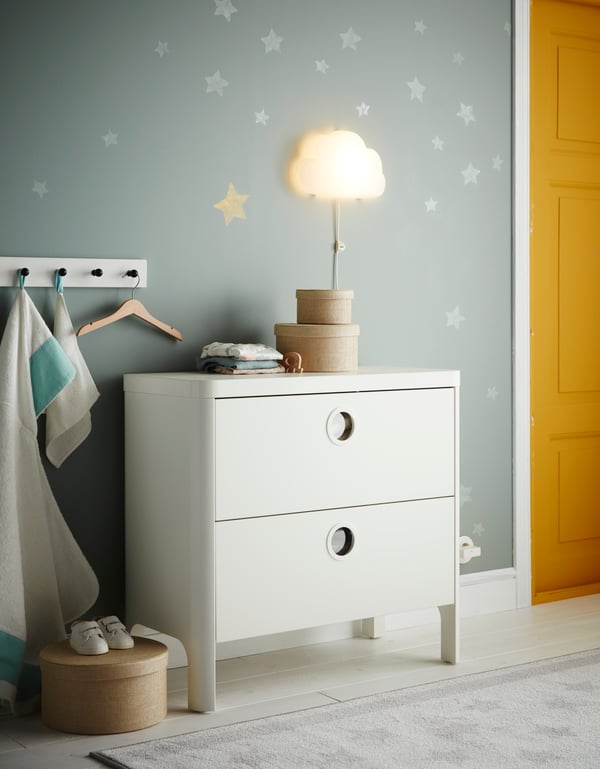 Una cassettiera BUSUNGE bianca per bambini a due cassetti.