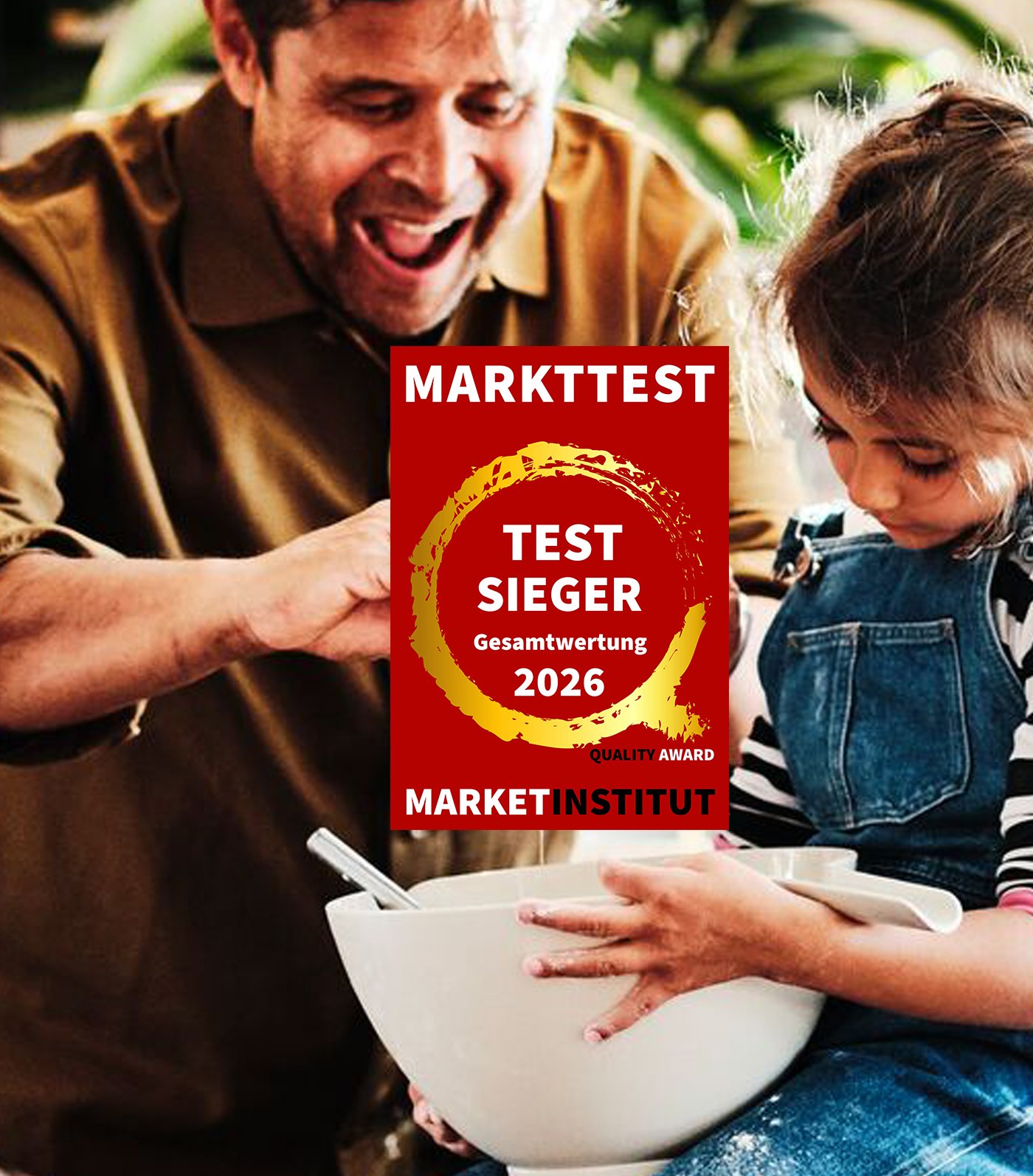 Man sieht einen Mann mit einem Kind beim Backen. Im Vordergrund sieht man das Markttest Logo mit dem Hinweis Testsieger Gesamtwertung 2026