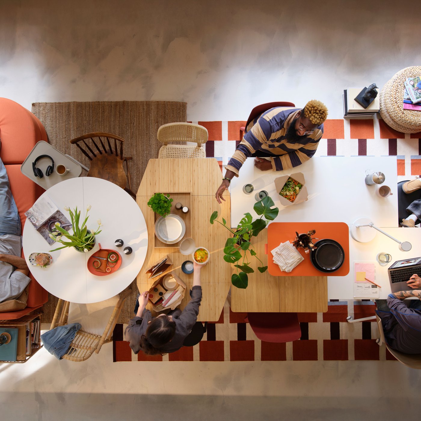 ODGER aulki gorri bat jangelan