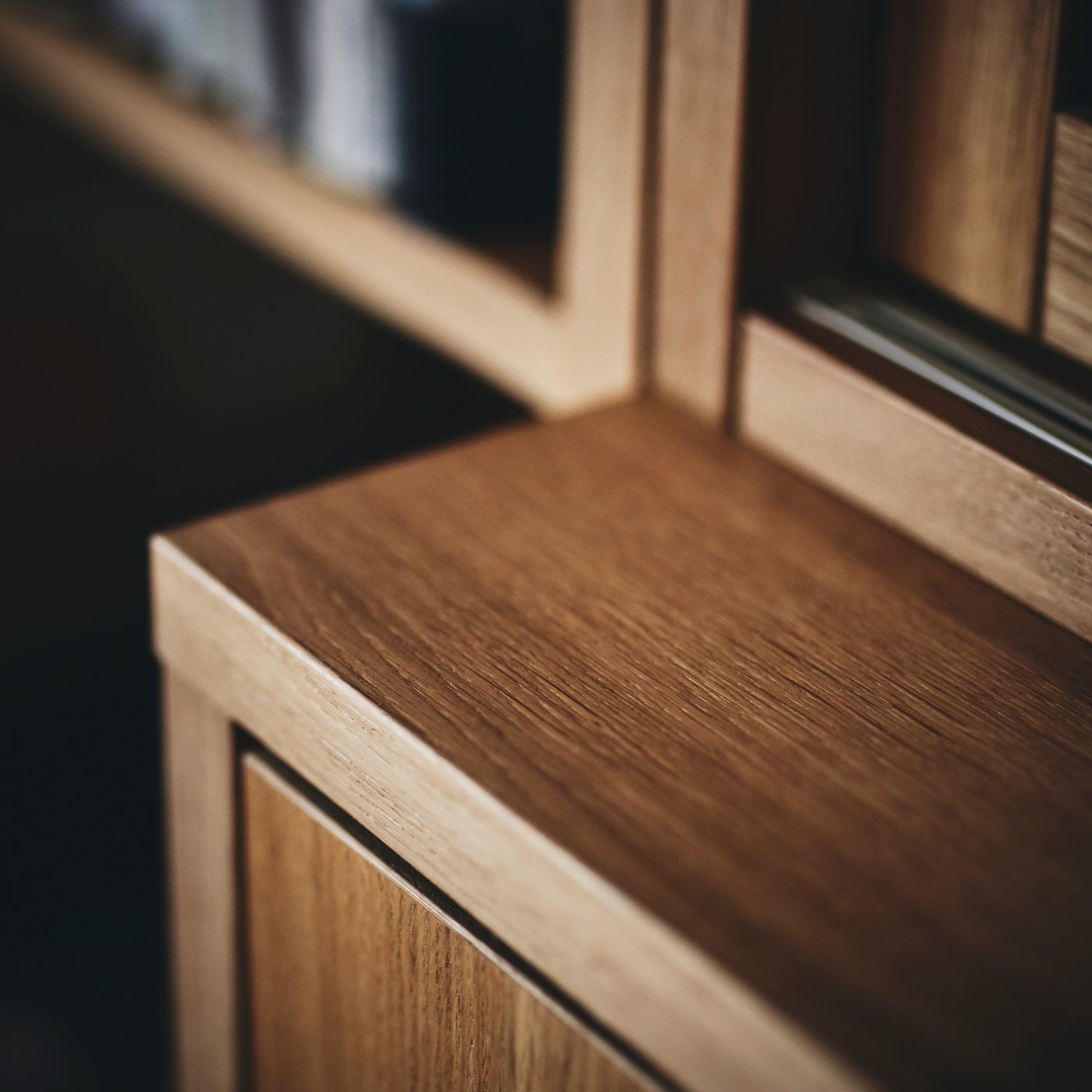 Zbliżenie na dzwi witryny TONSTAD z drzwiami w okleinie dębowej ukazujące detal okleiny oraz krawędzie.