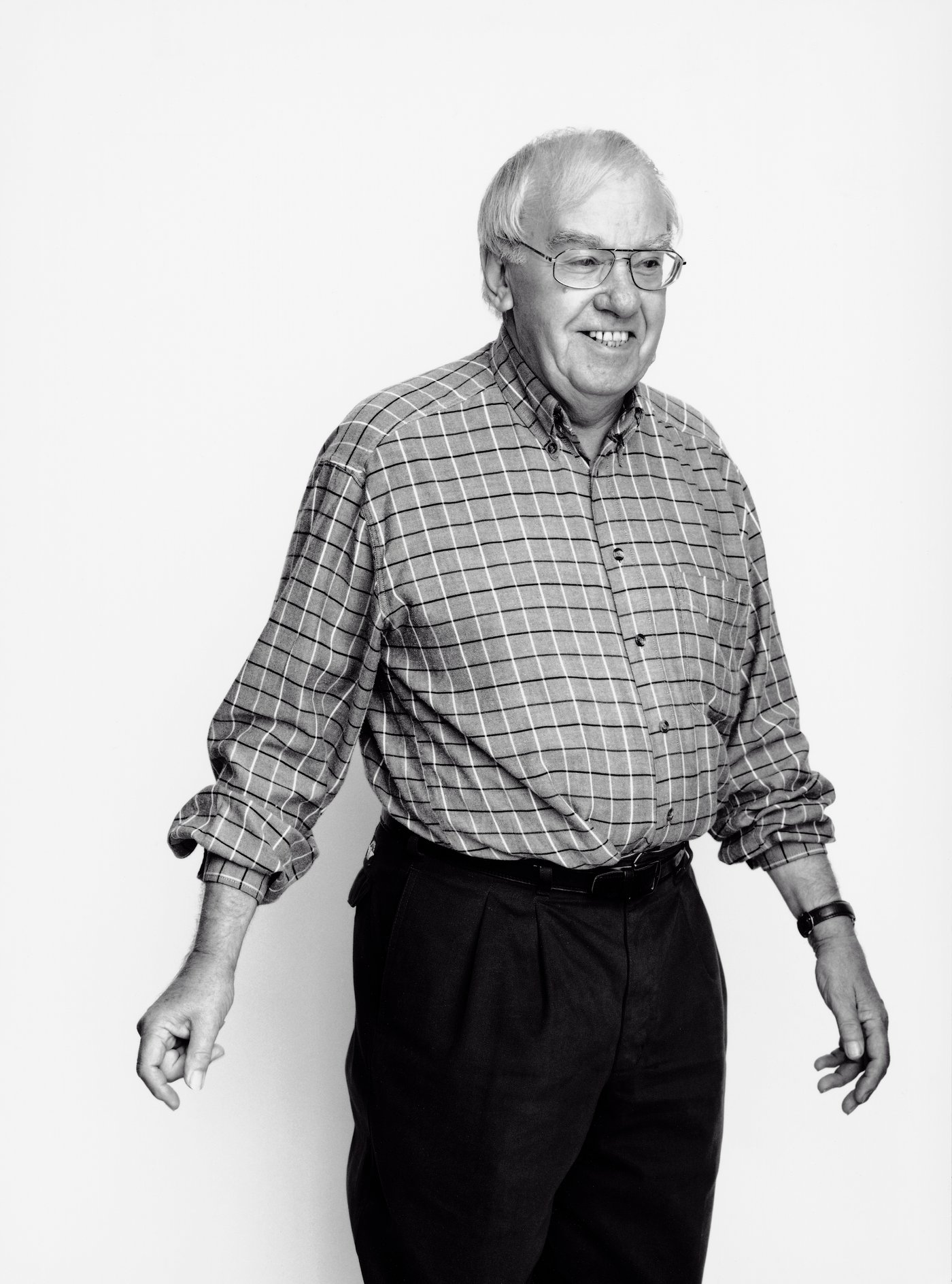 Svartvit bild på designer Gillis Lundgren som designat BILLY bokhylla.