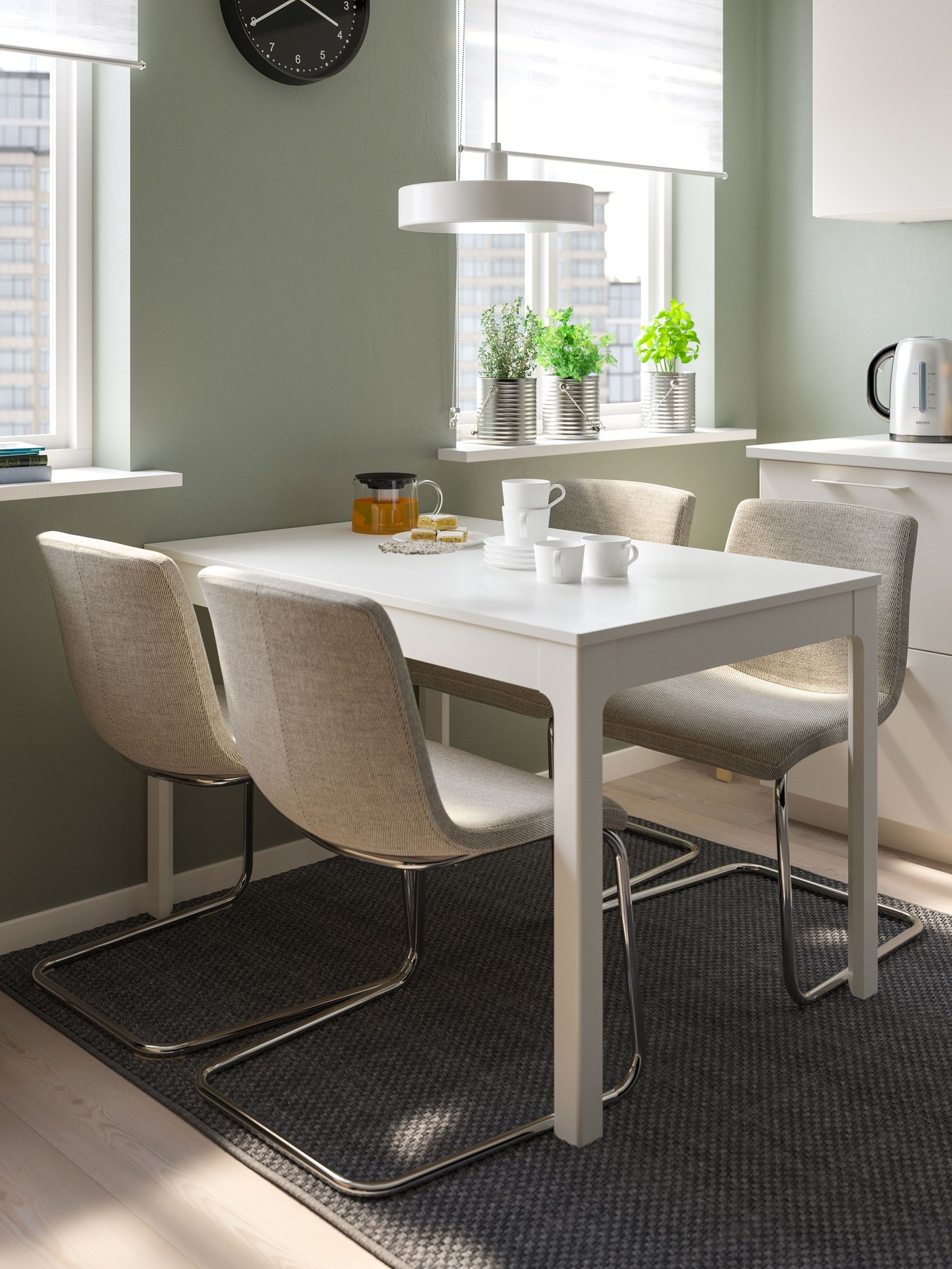 Una mesa EKEDALEN rectangular blanca en una cocicna con cuatro sillas.