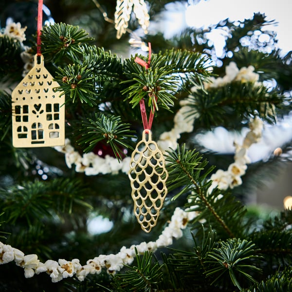Guldigt julgranspynt i en julgran.