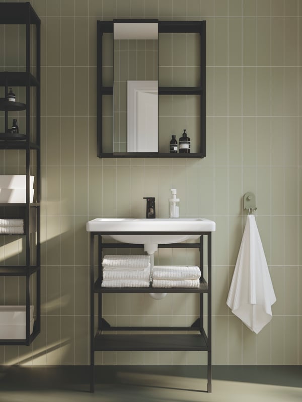 Un baño con un mueble de lavabo abierto ENHET con dos baldas y patas en antracita y un lavabo TVÄLLEN de un seno.