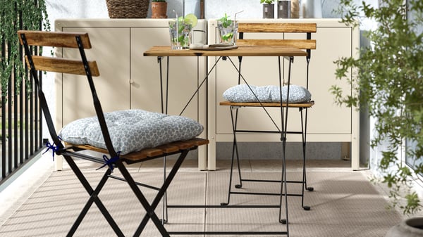A black/light brown stained TÄRNÖ table+2 chairs, outdoor