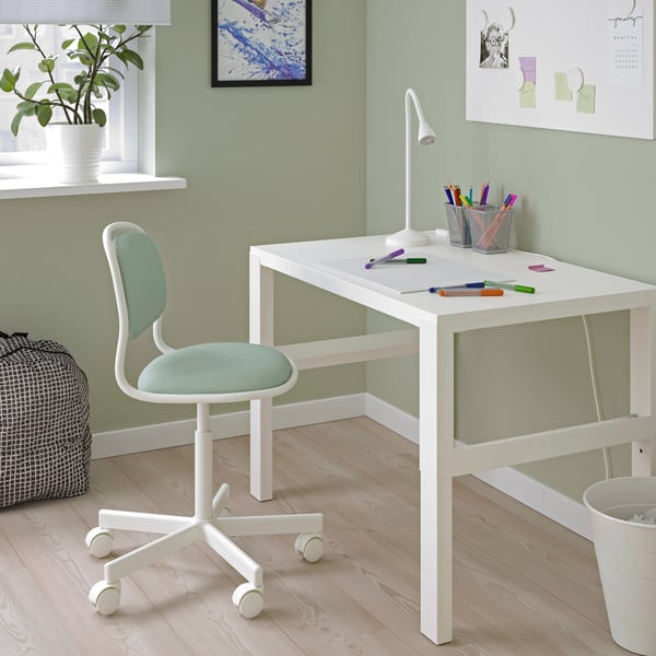 A white/light green PÅHL/ÖRFJÄLL desk and chair