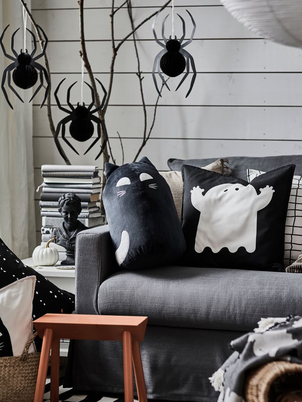 A cat black KUSTFYR soft toy in the NA