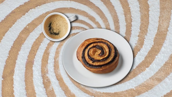 Una girella al cioccolato KAFFEREP e un caffè