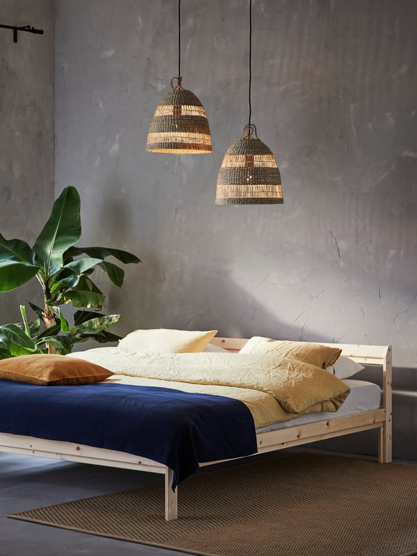 Un copricuscino VIGDIS color marrone dorato scuro nella camera da letto