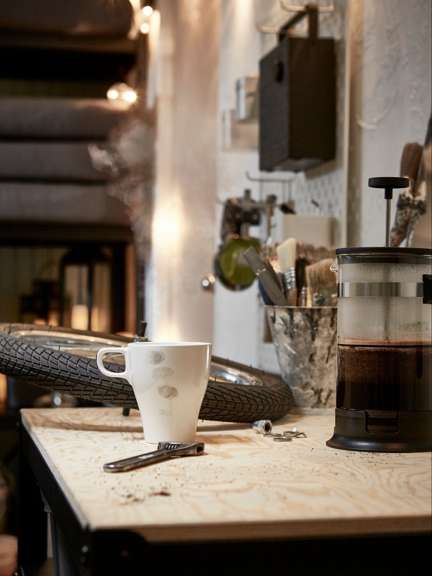 En kaffekopp i ett garage.