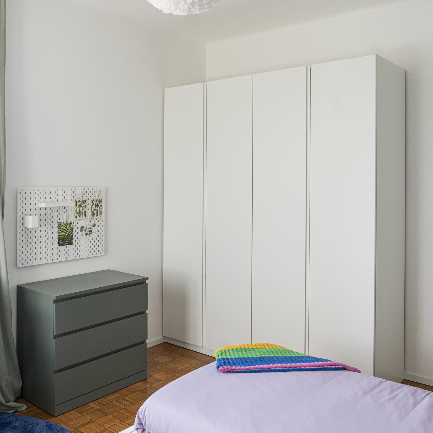 Una cassettiera con 3 cassetti MALM vicino ad un guardaroba PAX.