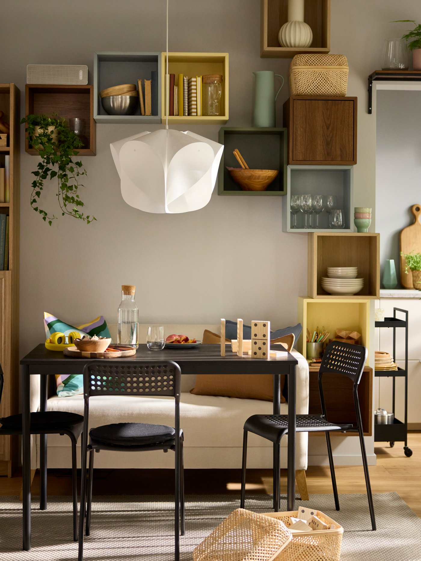 A white SKOGSTUNDRA vase in the dining room