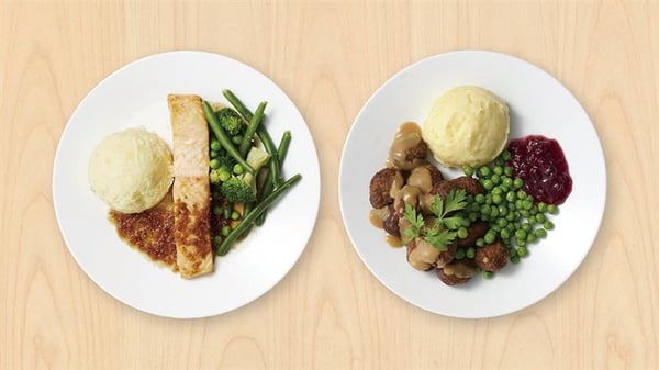 テーブルに並んでいるサーモンフィレとプラントボール