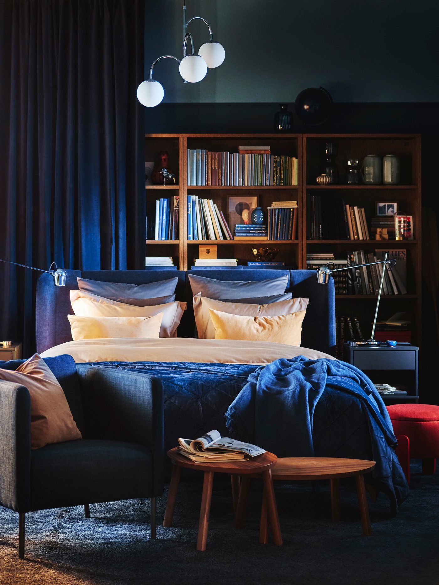 Un letto imbottito TUFJORD nero-blu Tallmyra nella camera da letto