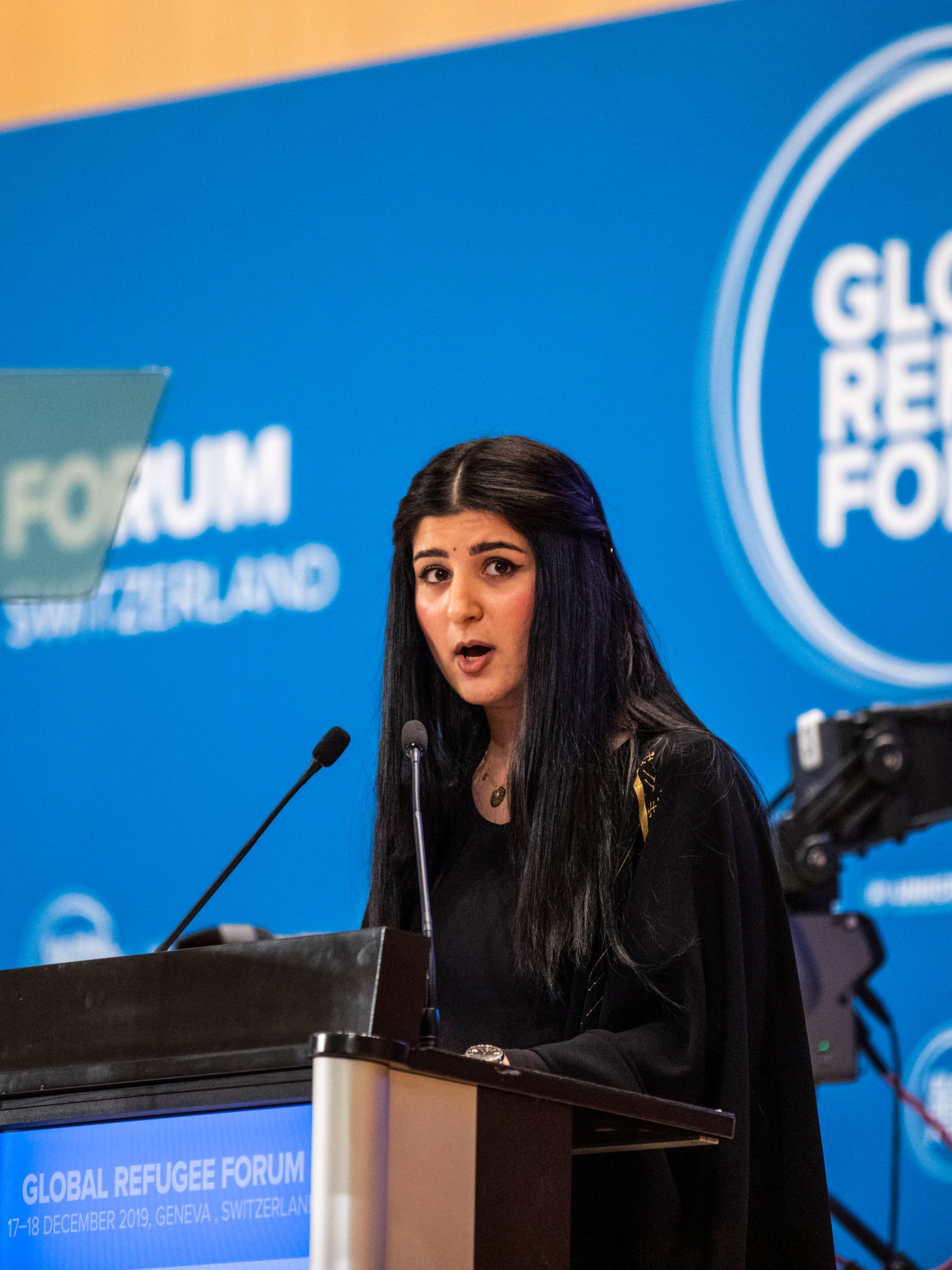 La rifugiata irachena Aya Abdullah parla al Global Refugee Forum.