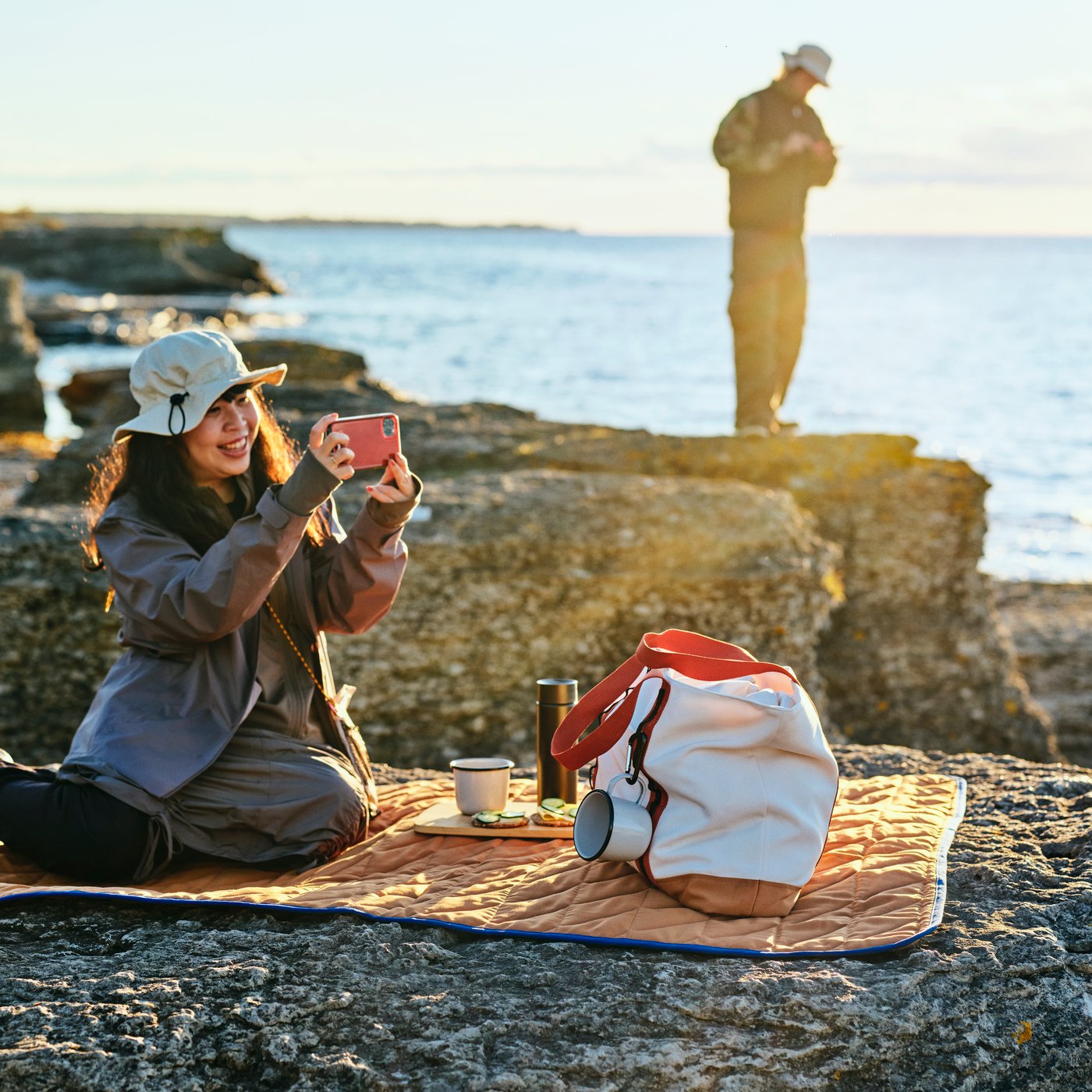An enamelled steel SOLUPPGÅNG mug outside