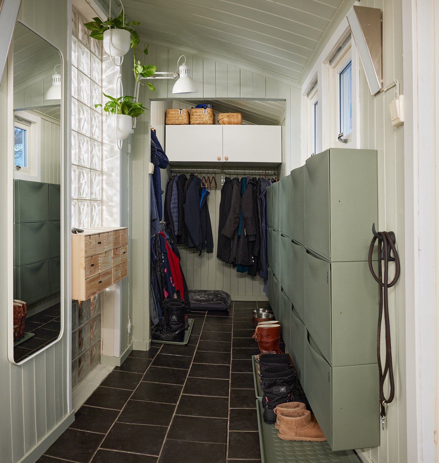 Gangen til en rotete familie etter at den ble ryddet.