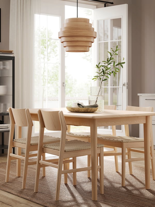 A light beech veneer/light beech SKANSNÄS table and 4 chairs
