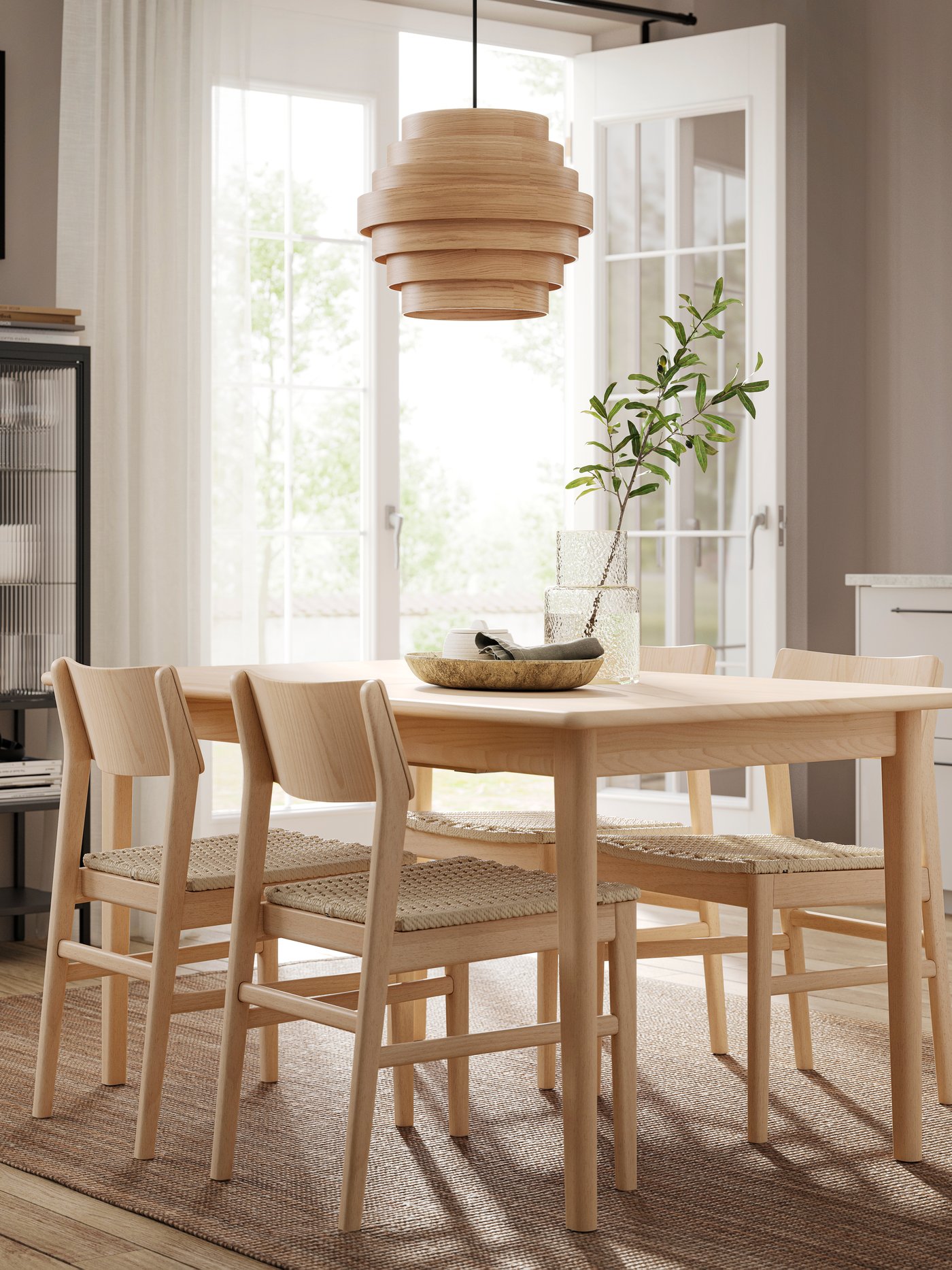 Es sind ein SKANSNÄS Tisch und 4 Stühle in hellem Buchenfurnier/heller Buche zu sehen.