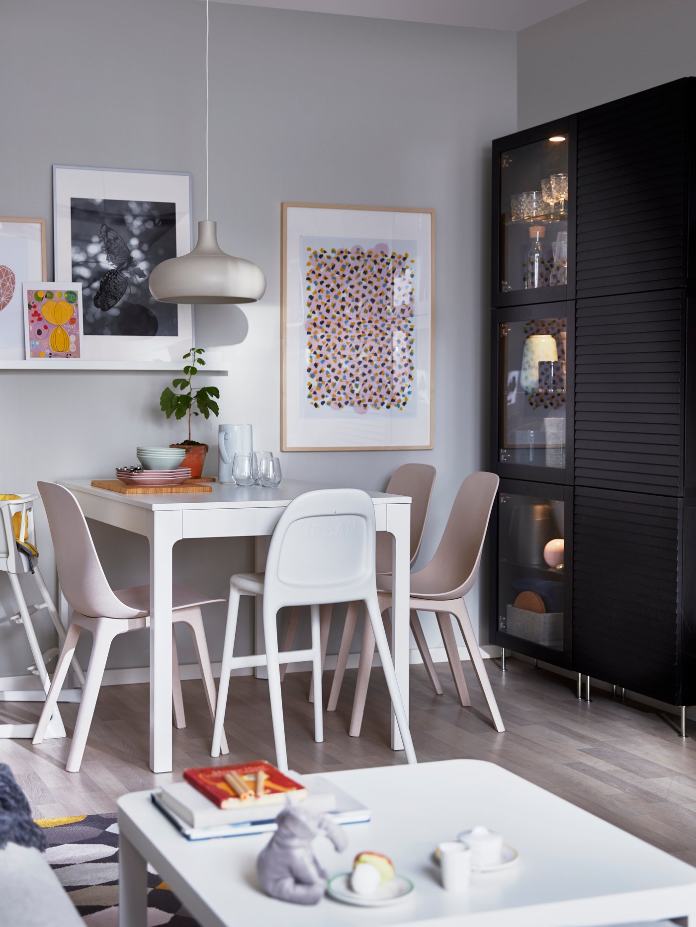 Comedor con mesa cuadrada blanca EKEDALEN y sillas ODGER color beige frente a cada lado de la mesa.