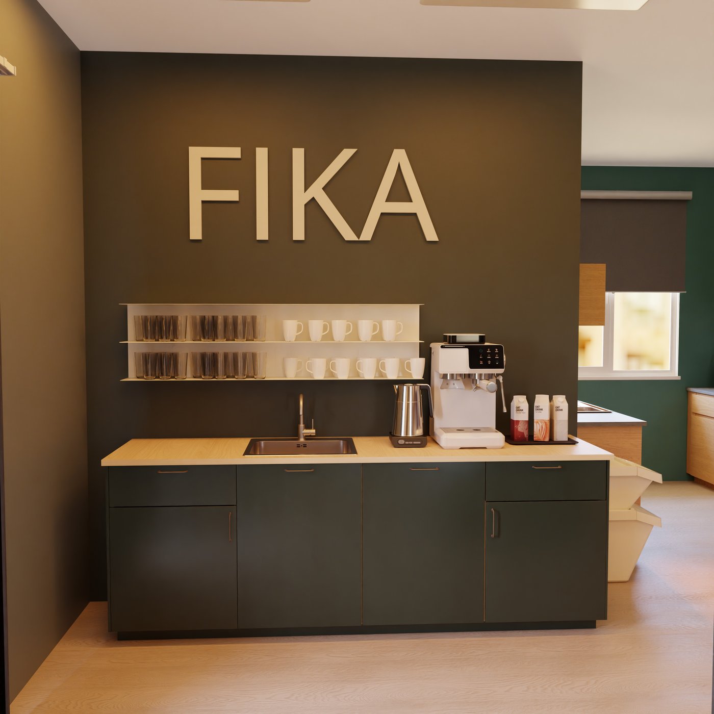 Moderne Küche mit Kaffeemaschine, Wasserkocher, Spüle, Tassen, Gläsern. Grüne Wand mit "FIKA" Schriftzug, Holzarbeitsplatte, grüne Schränke