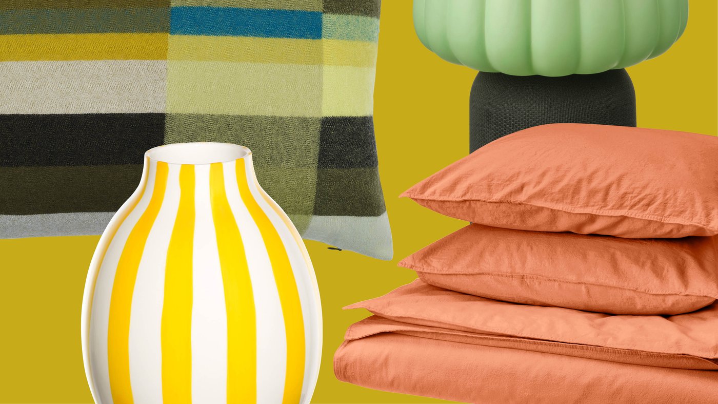 Een gestreepte IKEA-vaas, een kussen met groene ruitjes, een pastelkleurige lamp en warm oranje beddengoed zorgen samen voor een speelse en levendige slaapkamer.