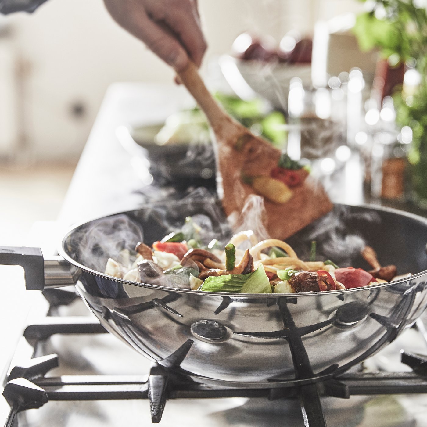 A non-stick coating/stainless steel MIDDAGSMAT wok